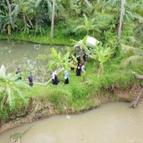 Satu Tahun Tragedi Susur Sungai Ciamis, Keluarga Korban Tabur Bunga dan Doa Bersama