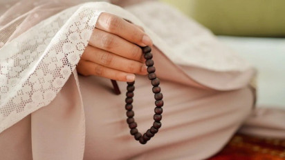 Bacaan Dzikir Petang yang Bisa Kamu Amalkan agar Harimu Penuh Berkah dan Rasa Syukur