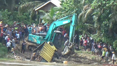 4 Unit Truk Pengangkut Buah Sawit Terjun ke Sungai, Seorang Sopir Dinyatakan Hilang