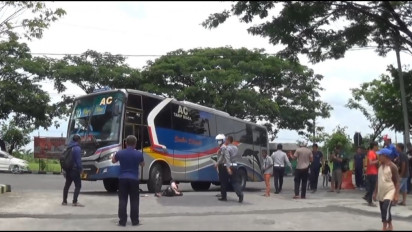 Diduga Ceroboh Nyalip dari Kiri Jalan, Pemotor Tewas Usai Tabrak Bus yang Belok Masuk Terminal Kertonegoro Ngawi