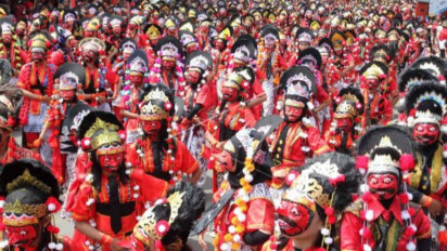 Ribuan Warga Indramayu Pecahkan Rekor MURI dengan Menarikan Tarian Topeng Kelana