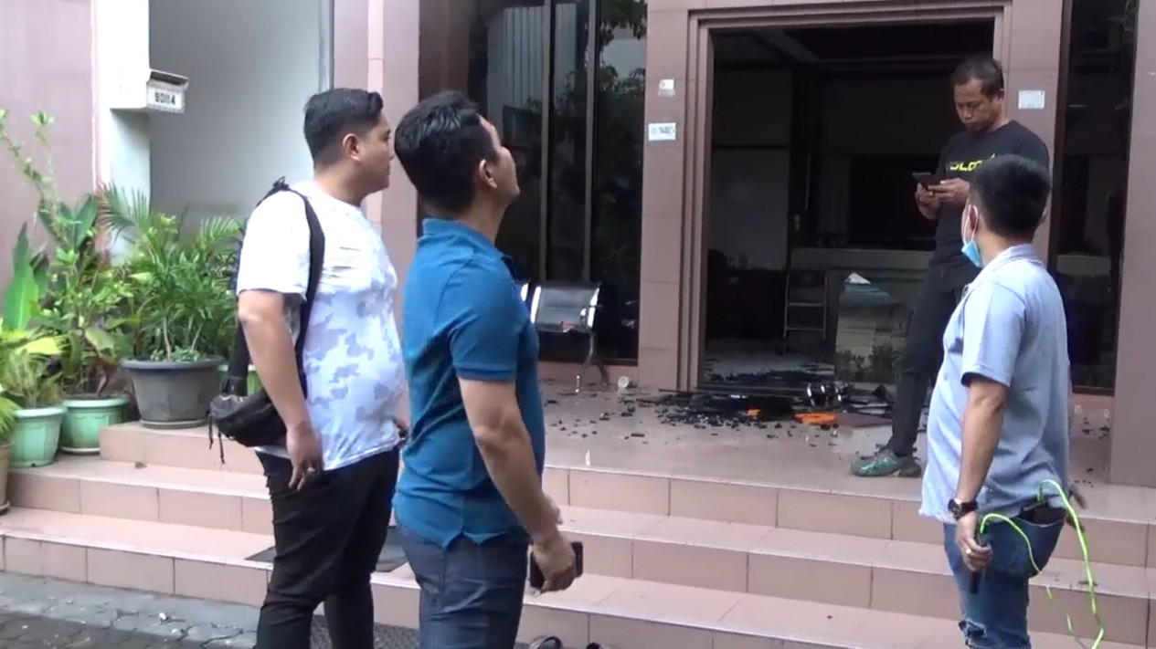 Kisruh Sengketa,  Pintu dan Jendela Kaca Dirusak Sekelompok Orang Tak Dikenal
            - galeri foto