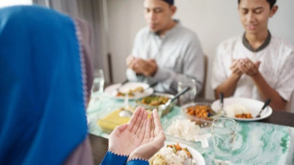 Bacaan Doa Sebelum Makan dan Keutamaan Mengamalkannya