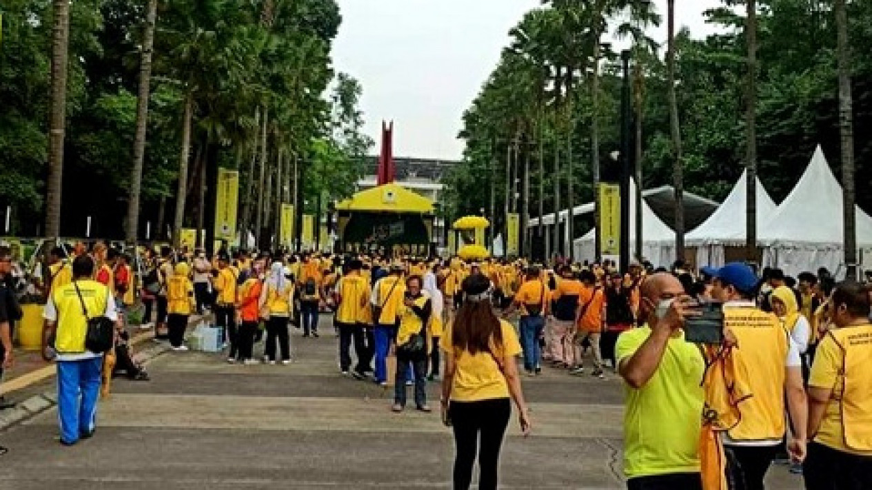 Ribuan Orang Padati GBK Senayan Rayakan HUT ke-58 Partai Golkar, Massa: Airlangga Hartarto jadi Presiden 2024
            - galeri foto