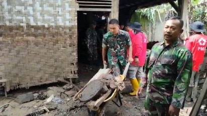 Banjir Bandang di Tanggamus Surut, TNI Geruduk Rumah Warga Bantu Membersihkan