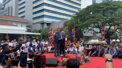 Di Atas Panggung, Anies Baswedan Ajak Rakyat Nyanyi “Maju Tak Gentar”