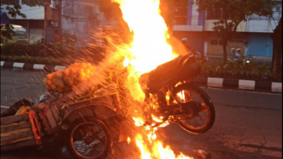 Blarrr... Becak Motor (Betor) Muatan Sayur Terbakar di Jalan Pahlawan Surabaya