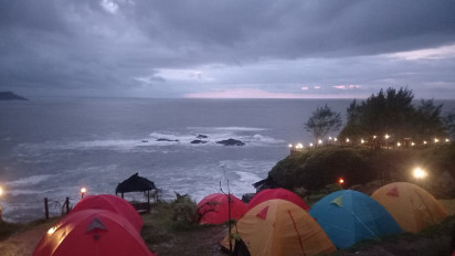 Menikmati Sunrise Diiringi Deburan Ombak dari Camping Ground Pantai Menganti Kebumen
