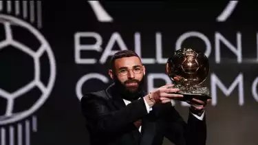 Pemain Real Madrid Karim Benzema menerima penghargaan Ballon d Or 2022
