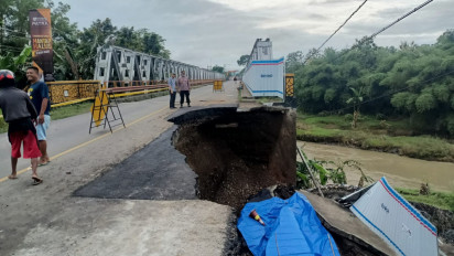 Akibat Hujan Deras Separuh Badan Jalan Nasional di Jatilawang Banyumas Longsor