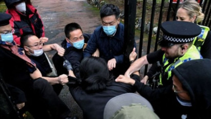 Demonstran Pro-Demokrasi Hong Kong Dipukuli di Kantor Konsulat China di Inggris