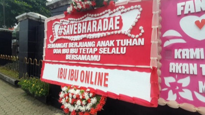 Sidang Perdana Bharada E Dihiasi Karangan Bunga dari Para Fans, di Antaranya Berasal dari Ibu-Ibu Online