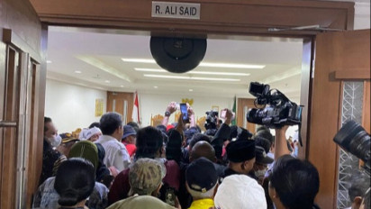 Sidang Perdana Gugatan Ijazah Palsu Presiden Jokowi Dipadati Massa Pendukung Bambang Tri Mulyono