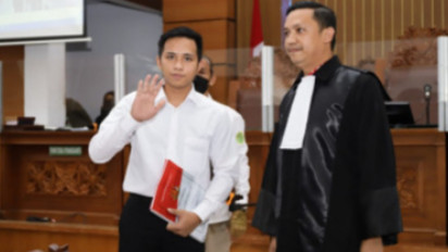 Sidang Perdana Bharada E Diwarnai Dukungan dari Para Wanita, Richard Eliezer Meneteskan Air Mata