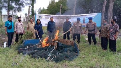 Polisi Perairan Gresik Bakar Jaring Trawl Setelah Menangkap 4 Nelayan Pencari Ikan di Laut Gresik