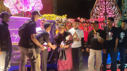 Relawan Ganjar Pranowo Pendekatan ke Warga Kuningan Melalui Wayang Golek