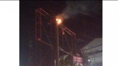 Ngeri, Pria Tewas Terpanggang di Atas Baliho