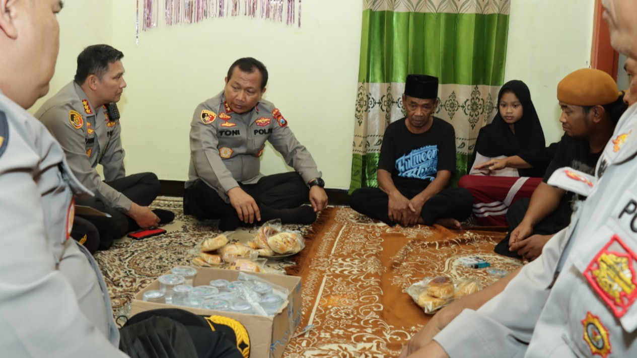 Kapolda Jatim Irjen Pol Toni Harmanto Takziah ke Rumah Korban Tragedi Kanjuruhan
            - galeri foto