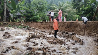 Jembatan Putus Diterjang Banjir, Satu Desa di Malang Terisolir