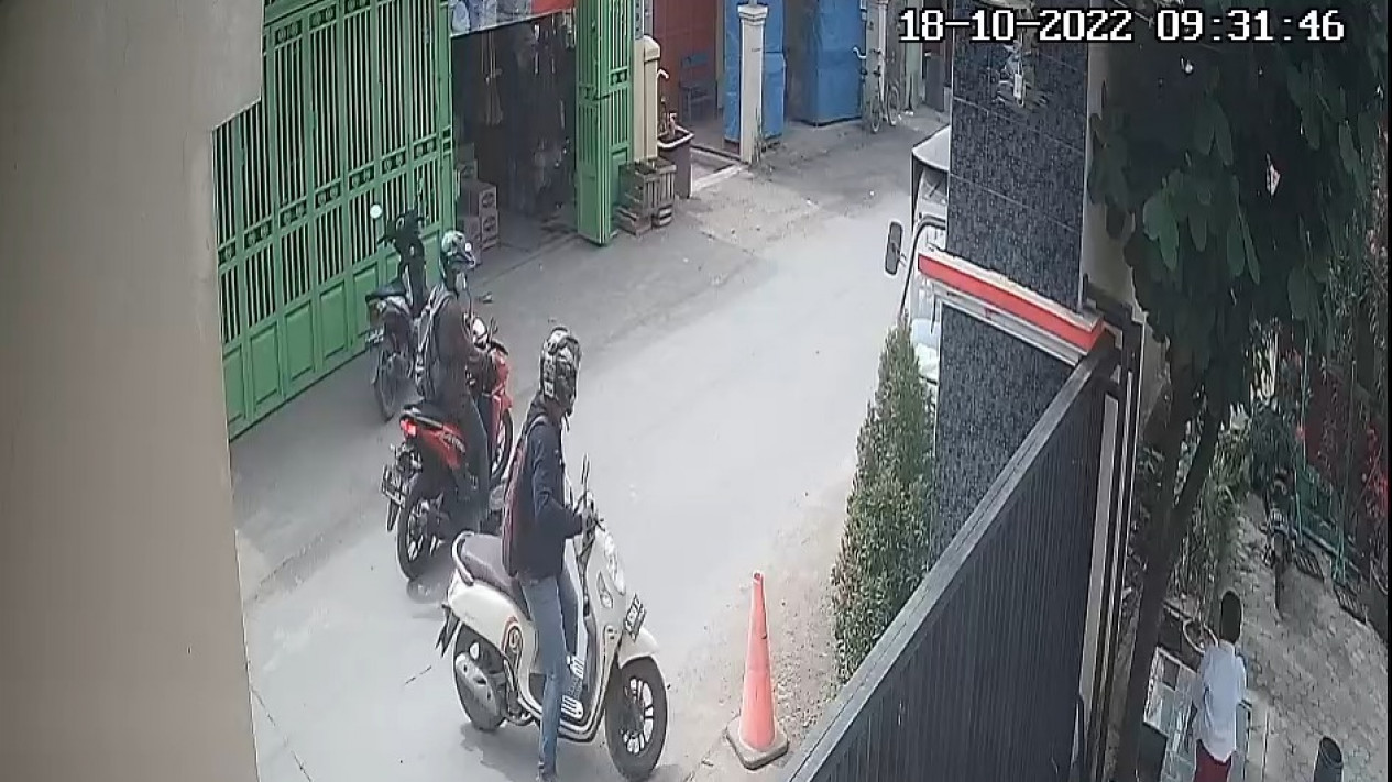 Aksi Kawanan Pencuri Gasak Motor Guru SD di Brebes Terekam CCTV
            - galeri foto