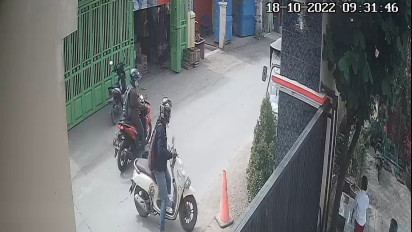 Aksi Kawanan Pencuri Gasak Motor Guru SD di Brebes Terekam CCTV