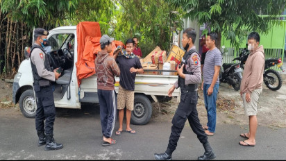 Polisi Berhasil Gagalkan Pengiriman Ratusan Botol Miras Ilegal Jenis Arak Bali ke Kota Mojokerto dan Amankan Tiga Orang