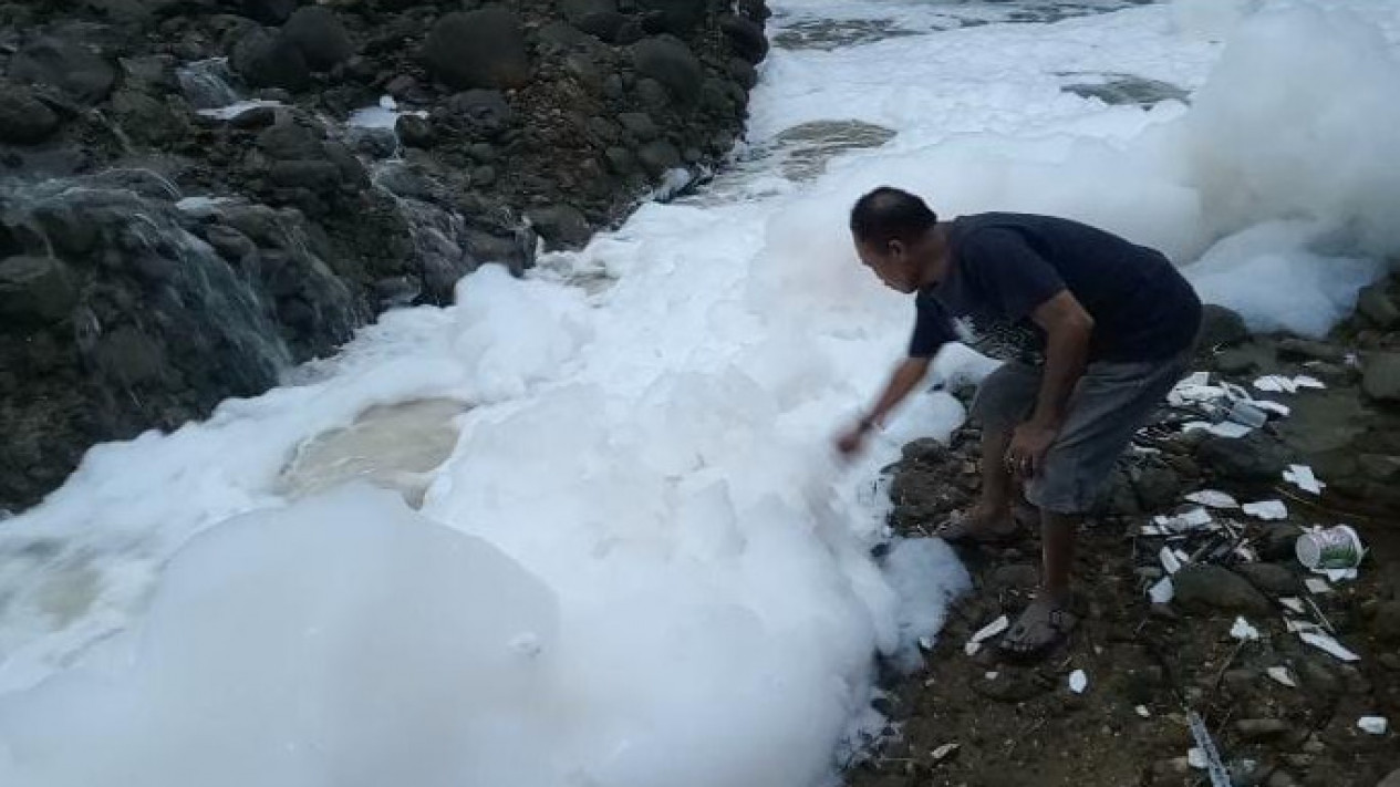 Gumpalan Busa Mirip Awan Tutupi Aliran Sungai Citeureup
            - galeri foto