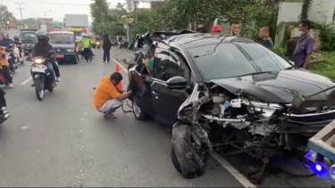 Sopir Mengantuk, Truk Tabrak Minibus Hingga Ringsek di Jalan Raya Semarang-Solo