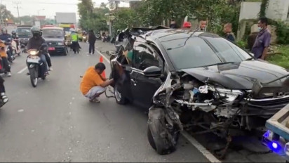 Sopir Mengantuk, Truk Tabrak Minibus Hingga Ringsek di Jalan Raya Semarang-Solo