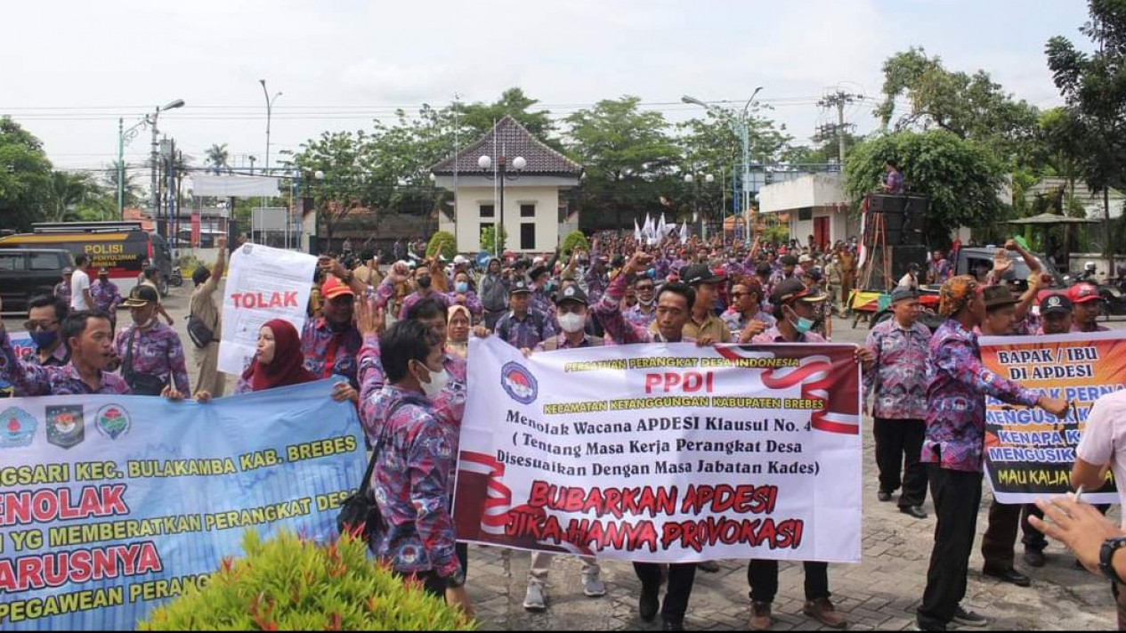 Tolak Pembatasan Masa Jabatan, Ratusan Perangkat Desa Demo di DPRD Brebes
            - galeri foto