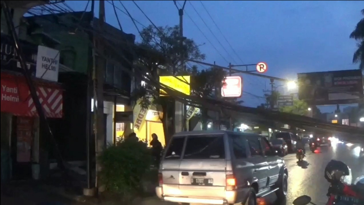 Tersangkut Truk Boks, Kabel Jaringan Telepon Telkom di Kawasan Bundaran Alamsar Roboh Kemacetan Tak Terhindarkan
            - galeri foto