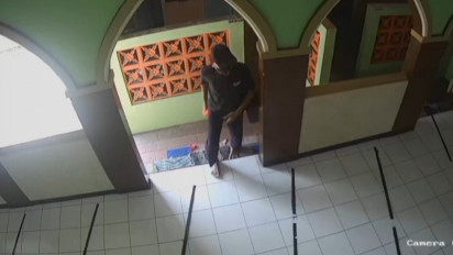 Aksi Pencurian Kotak Amal Masjid di Ngawi Terekam CCTV