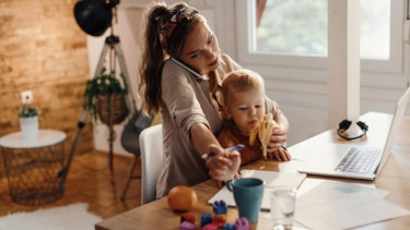 Untuk Ibu yang Juga Bekerja, Jaga Kesehatan Mentalmu dan Tak Perlu Memaksa jadi Sosok Orang Tua âSuperâ