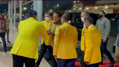 Presiden Jokowi Hadiri Acara Puncak HUT Partai Golkar ke-58, Kenakan Batik Kuning Emas