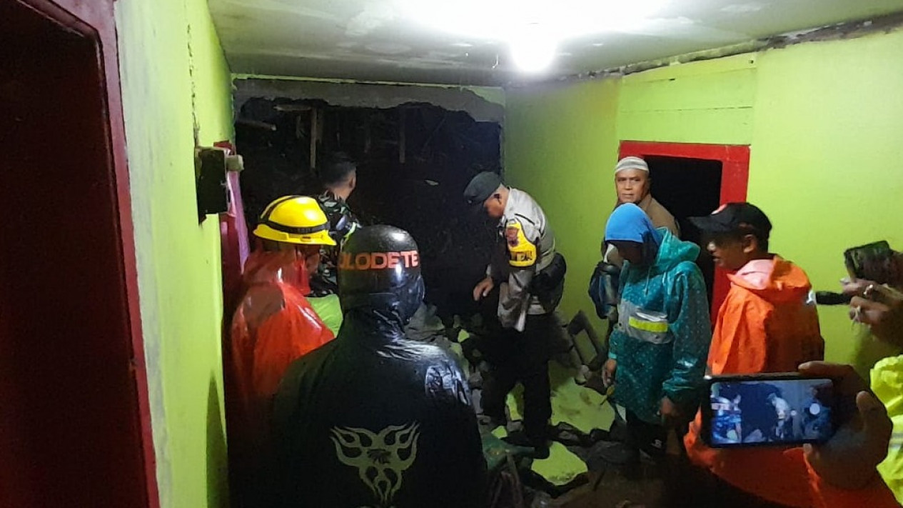 Tertimpa Material Longsor, Pasangan Lansia di Wonosobo Dilarikan ke Rumah Sakit
            - galeri foto