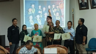 Teman Kuliah Jokowi Ramai-Ramai Tunjukkan Ijazah Asli Lulusan Kehutanan UGM