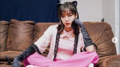 Aksi Vokalis Vierratale Buat Geger Warganet, Widy Buka Baju di Atas Panggung