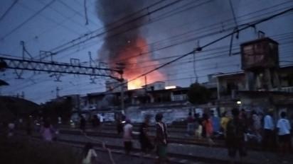 Dua Anak Ditemukan Tewas Berpelukan dalam Kebakaran Hebat di Pademangan Timur