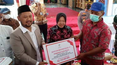 Ratusan Nelayan Curhat Terlilit Hutang, Mensos Risma Spontan Berikan Modal ke Koperasi Nelayan