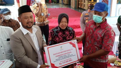 Ratusan Nelayan Curhat Terlilit Hutang, Mensos Risma Spontan Berikan Modal ke Koperasi Nelayan