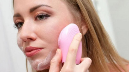 Ini Tips Bersihkan Riasan Waterproof, Dijamin Ampuh!