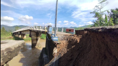 Diterjang Banjir, Jembatan Penghubung Antar Dua Kecamatan di Pacitan, Putus