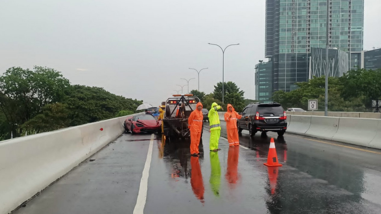 Akibat Hujan Deras, Mobil Mewah Mclaren Alami Kecelakaan Tunggal di Jalan Tol Waru, Juanda
            - galeri foto