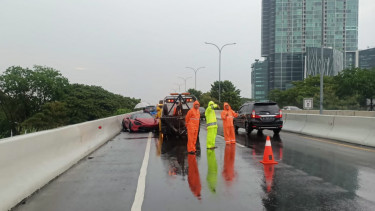 Akibat Hujan Deras, Mobil Mewah Mclaren Alami Kecelakaan Tunggal di Jalan Tol Waru, Juanda