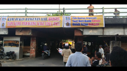 Penggusuran Kampung 1001 Malam, Puluhan PKL Bawah Jembatan Tol Berharap Ada Solusi