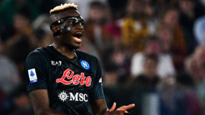 Masih dengan Memakai Topeng, Osimhen Pertahankan Napoli di Puncak Liga Italia