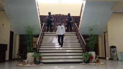 Kantor Pemkab Bangkalan, Madura, Dijaga Ketat Aparat Kepolisian, Ada Apa ?