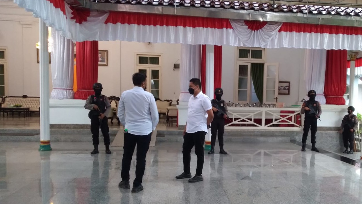 Bawa Dua Koper, KPK Geledah Kantor Pemkab dan Rumah Dinas Bupati Bangkalan, Madura
            - galeri foto