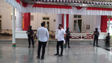 Bawa Dua Koper, KPK Geledah Kantor Pemkab dan Rumah Dinas Bupati Bangkalan, Madura