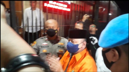 Detik-Detik Teddy Minahasa Masuk Rutan Polda Metro Jaya, Lempar Senyum dengan Tangan Diborgol